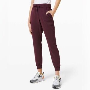 Lululemon On the Fly Jogger *Woven in Cassis